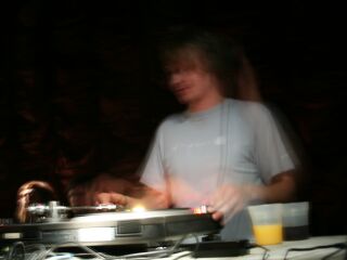 mathias kaden (und nein, besser h&auml;tte man das zu dem zeitpunkt nicht fotografieren k&ouml;nnen. oder traut ihr euch bei stockdunkler tanzfl&auml;che den mega-flash auszupacken und so mit dem blitz die noch zarte junge nacht zu entjungfern???