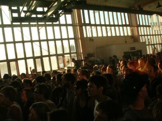 crowd bei the whitest boy alive